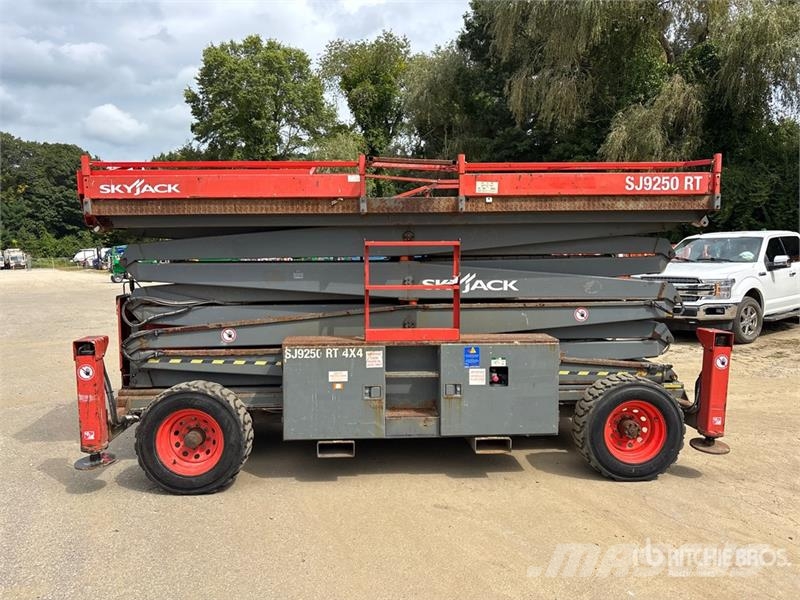 SkyJack SJ9250 RT 4x4 Diesel Scissor Lift Ollós emelők