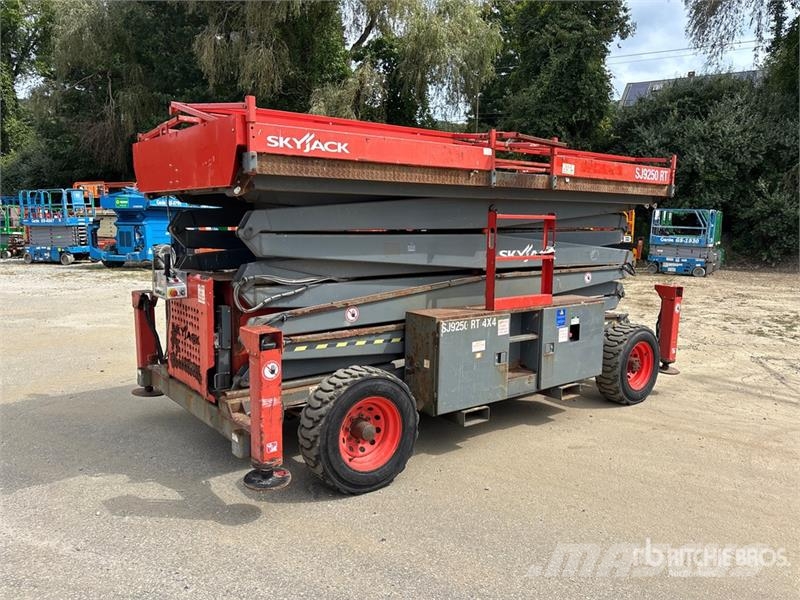 SkyJack SJ9250RT 4x4 Diesel Scissor Lift Škarjaste dvižne ploščadi