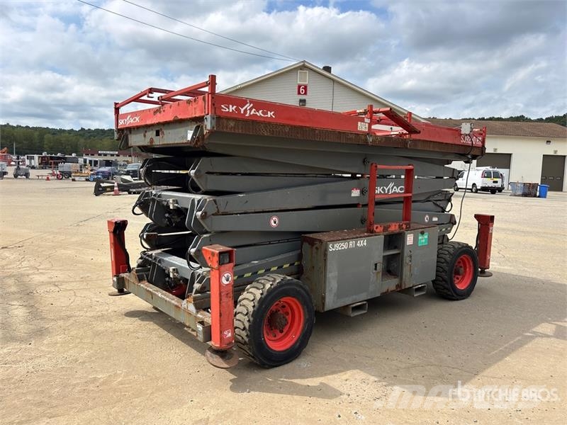 SkyJack SJ9250RT 4x4 Diesel Scissor Lift Škarjaste dvižne ploščadi