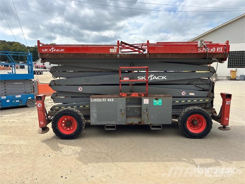 SkyJack SJ9250RT 4x4 Diesel Scissor Lift Škarjaste dvižne ploščadi