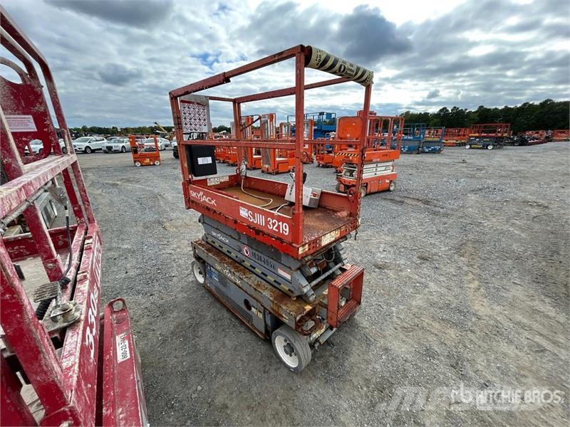 SkyJack SJIII-3219 Electric Scissor Lift Saksilavat