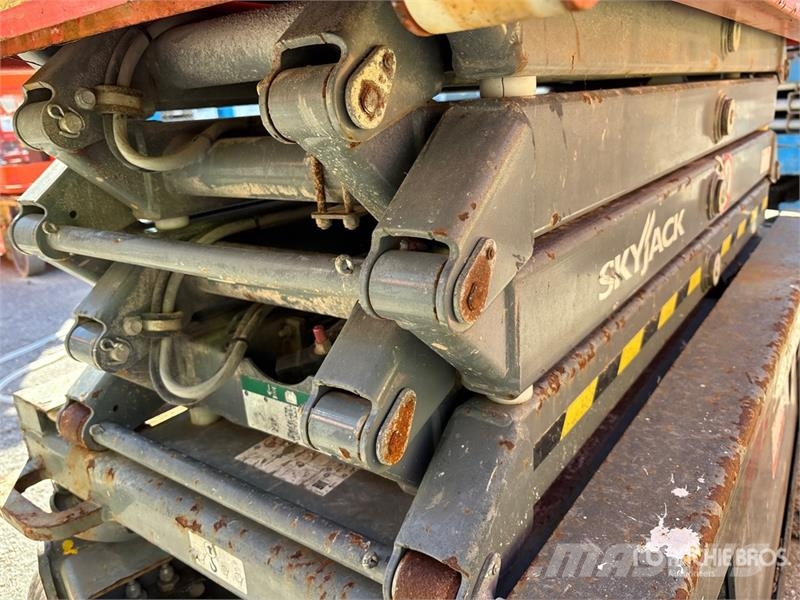 SkyJack SJIII 3219 Electric Scissor Lift Scissor lifts