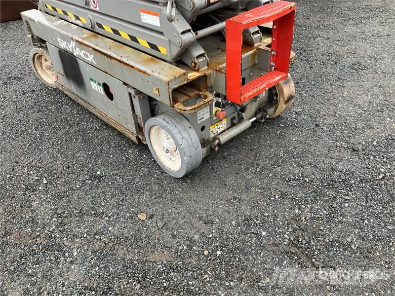 SkyJack SJIII-3219 Scissor Lift Škarjaste dvižne ploščadi