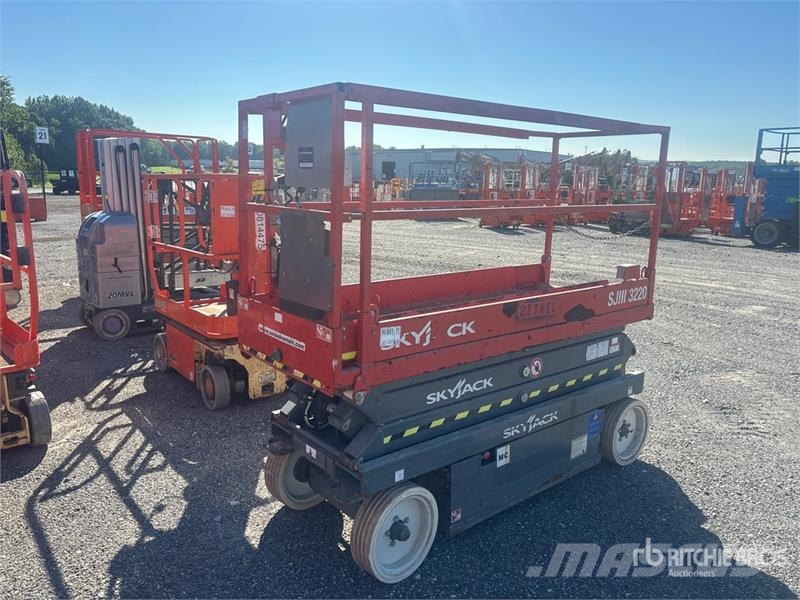 SkyJack SJIII 3220 Electric Scissor Lift Scissor lifts
