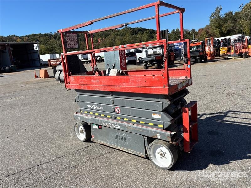 SkyJack SJIII3226 Scissor Lift Scissor lifts