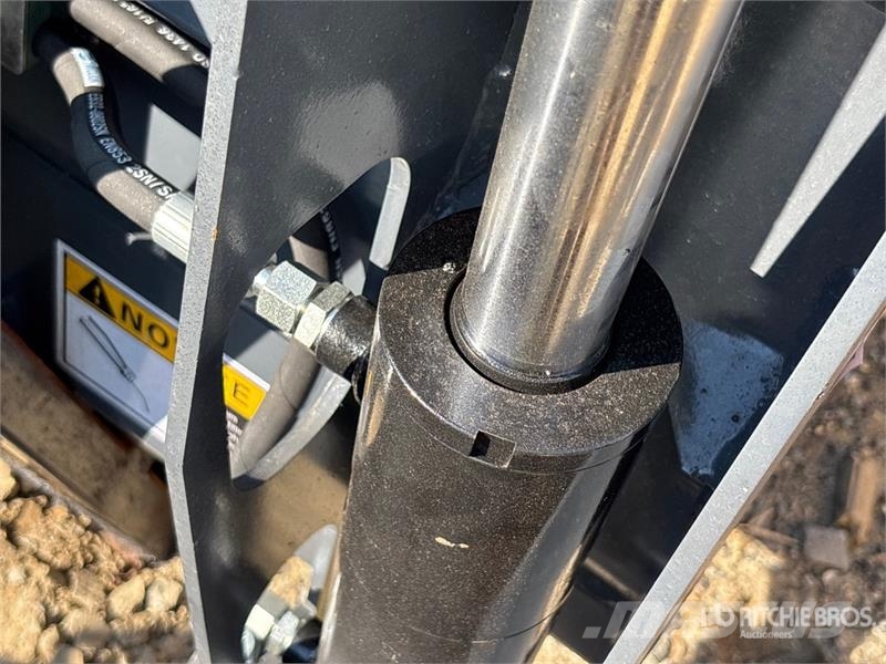  Skyway WBCT-4IN1 72 in Multi-Purpose Skid Steer Bu Kašike / Korpe