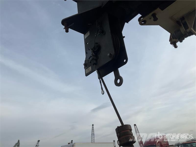 Sterling 1400A 66000 lb Straight Boom on Sterling LT9500 6x Автокранове