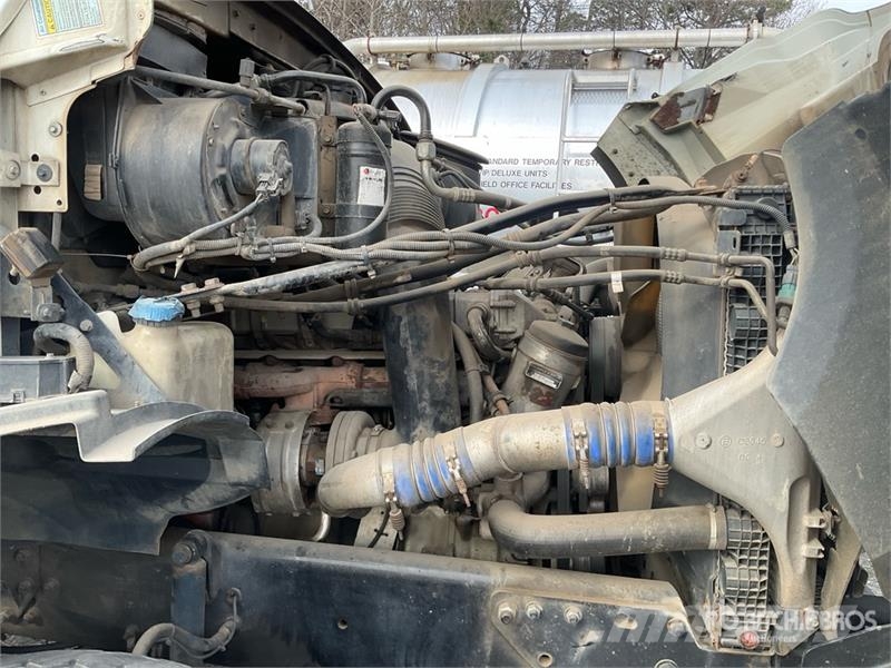Sterling 1400A 66000 lb Straight Boom on Sterling LT9500 6x Автокранове
