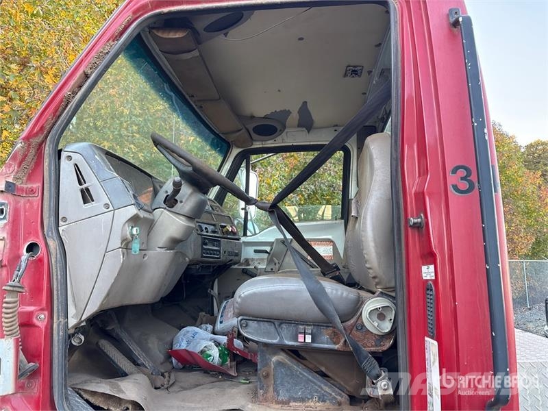 Sterling L8513 6x4 Cab and Chassis キャビン及び内装