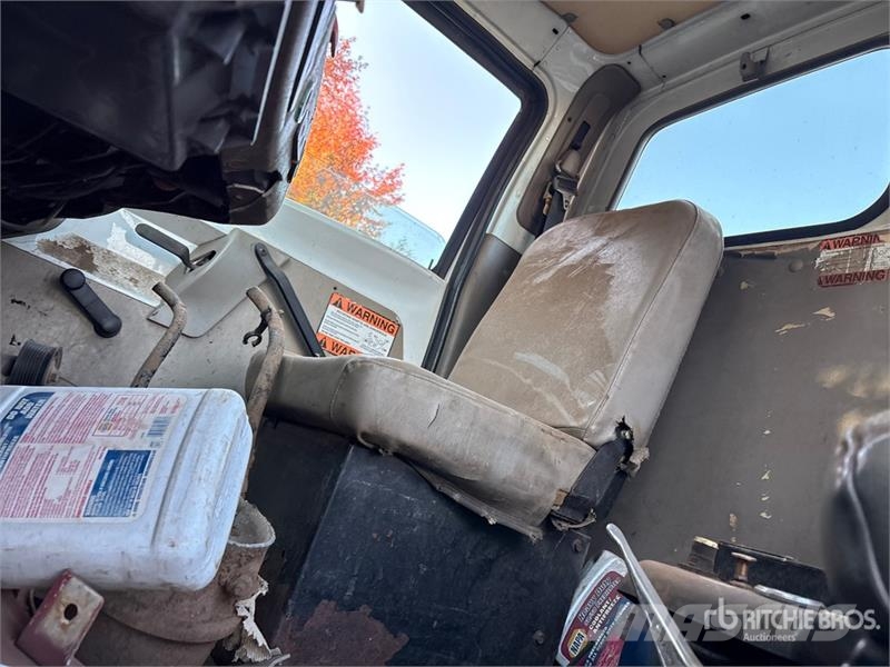 Sterling L8513 6x4 Cab and Chassis キャビン及び内装