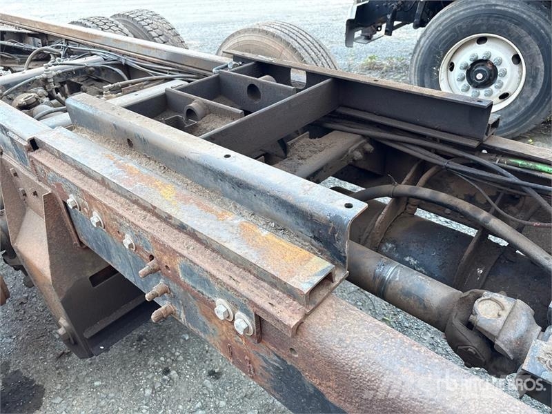 Sterling L8513 6x4 Service Truck キャビン及び内装