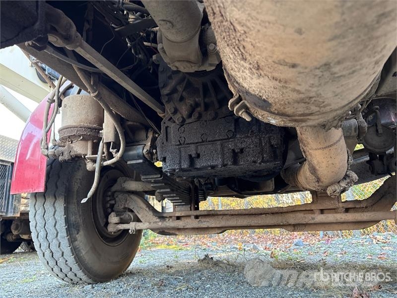 Sterling L8513 6x4 Service Truck キャビン及び内装