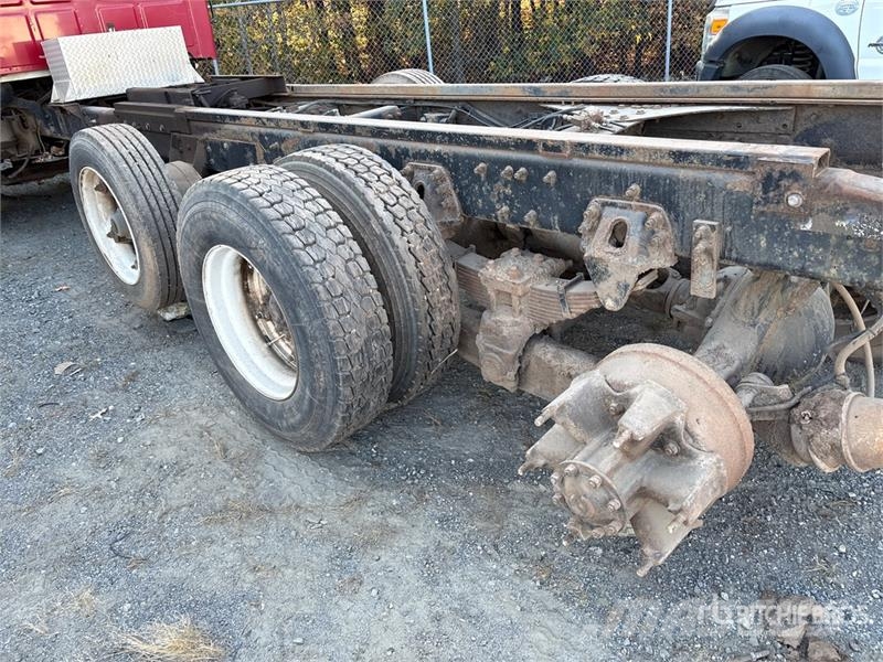 Sterling L8513 6x4 Service Truck キャビン及び内装