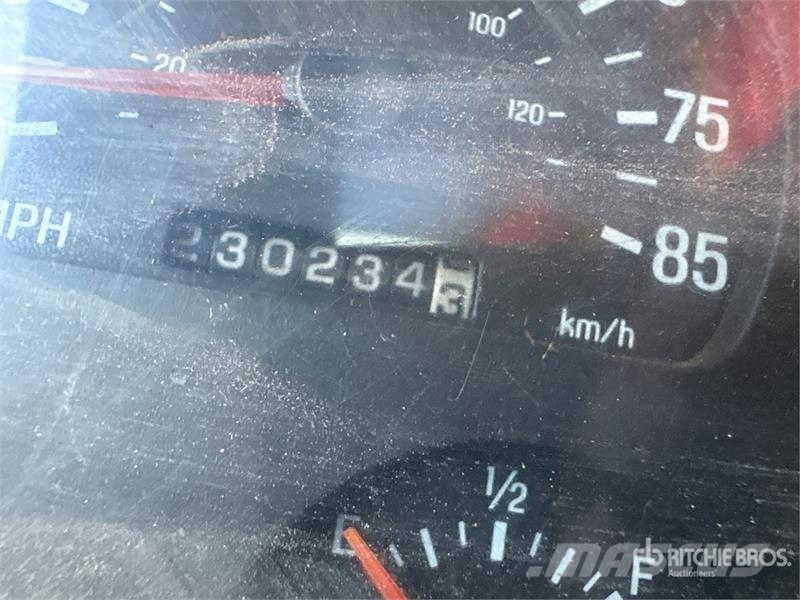 Sterling L8513 6x4 Service Truck キャビン及び内装