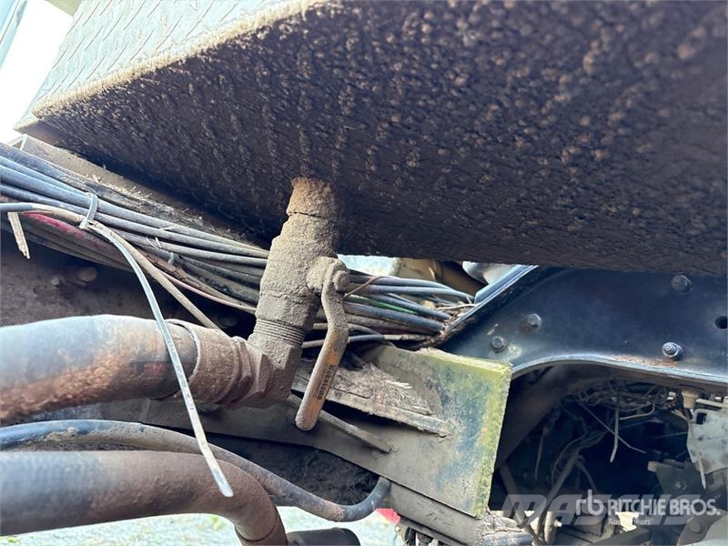 Sterling L8513 6x4 Service Truck キャビン及び内装