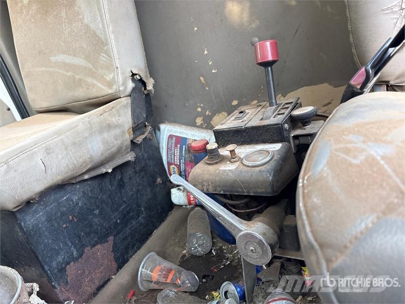Sterling L8513 6x4 Service Truck キャビン及び内装