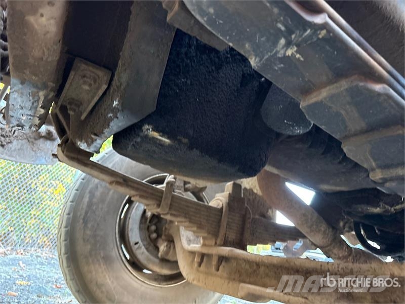 Sterling L8513 6x4 Service Truck キャビン及び内装