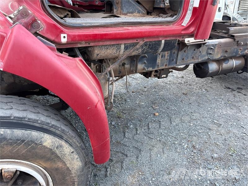 Sterling L8513 6x4 Service Truck キャビン及び内装