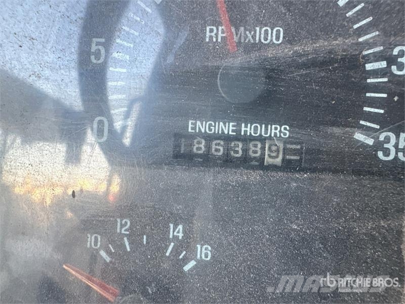 Sterling L8513 6x4 Service Truck キャビン及び内装