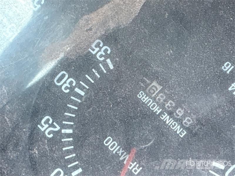 Sterling L8513 6x4 Service Truck キャビン及び内装
