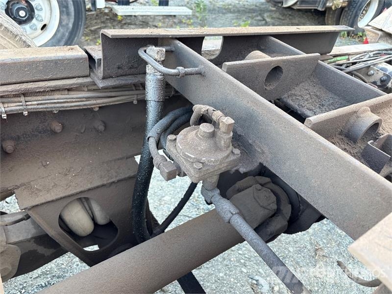 Sterling L8513 6x4 Service Truck キャビン及び内装