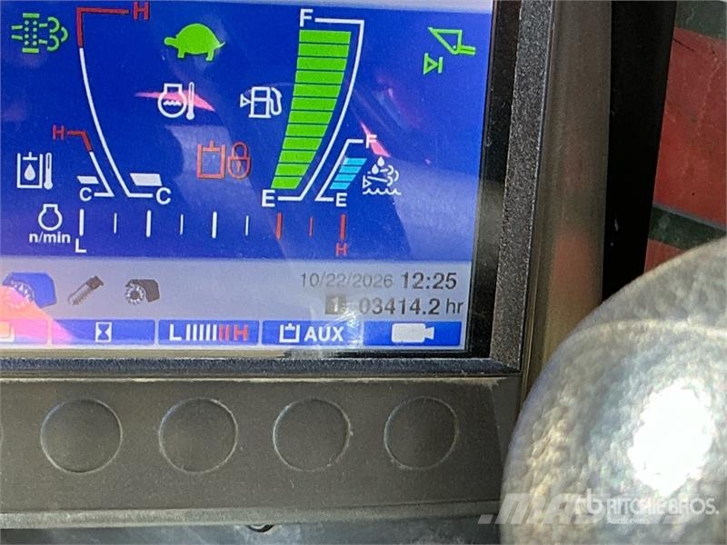 Takeuchi TL12V2 لوادر انزلاقية التوجيه