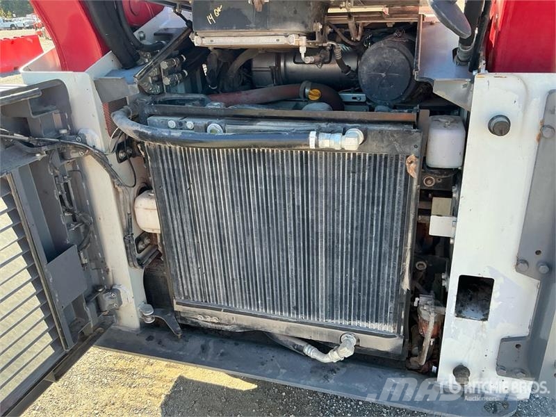 Takeuchi TL12V2 لوادر انزلاقية التوجيه