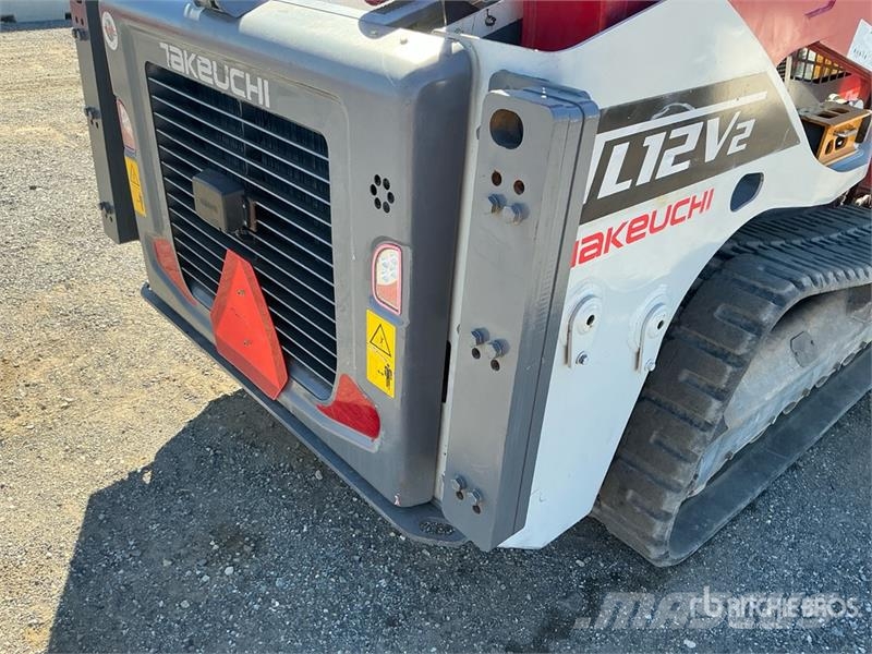Takeuchi TL12V2 لوادر انزلاقية التوجيه