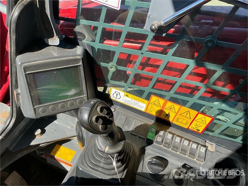 Takeuchi TL12V2 لوادر انزلاقية التوجيه