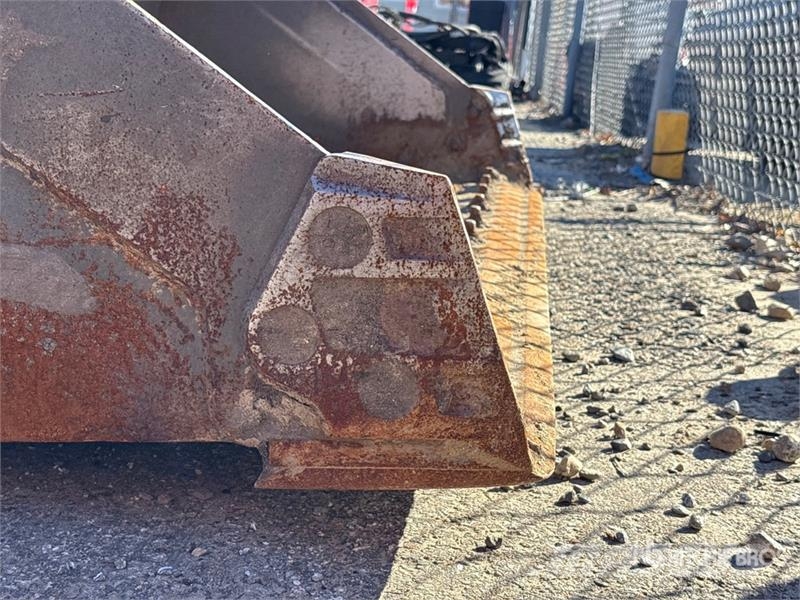 Takeuchi TL6R Two-Speed Compact Track Loader (Inoperable) Skid steer loaders