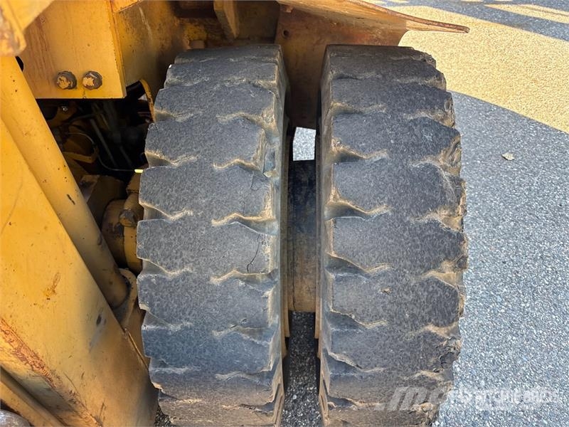 TCM FD40Z6 7800 lb Pneumatic Tire Forklift Targoncák-Egyéb