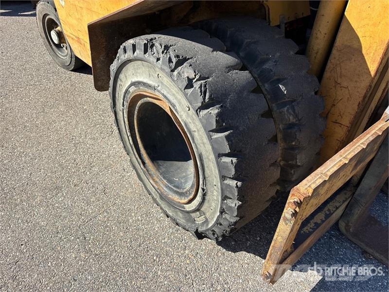 TCM FD40Z6 7800 lb Pneumatic Tire Forklift Targoncák-Egyéb