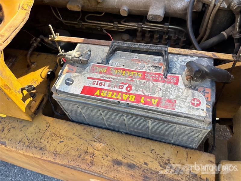 TCM FD40Z6 7800 lb Pneumatic Tire Forklift Targoncák-Egyéb