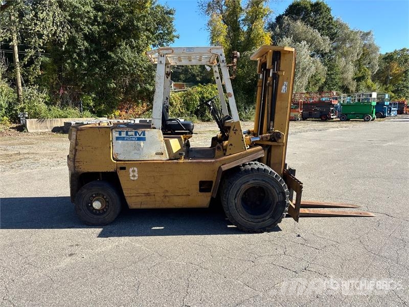 TCM FD40Z6 7800 lb Pneumatic Tire Forklift Targoncák-Egyéb