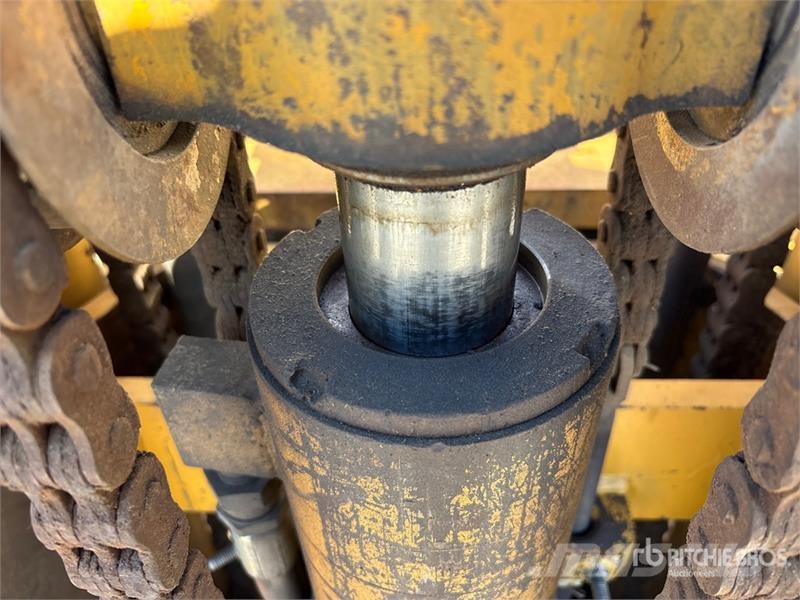 TCM FD40Z6 7800 lb Pneumatic Tire Forklift Targoncák-Egyéb