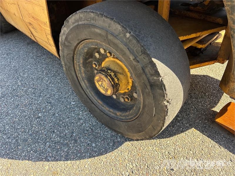 TCM FD40Z6 7800 lb Pneumatic Tire Forklift Targoncák-Egyéb