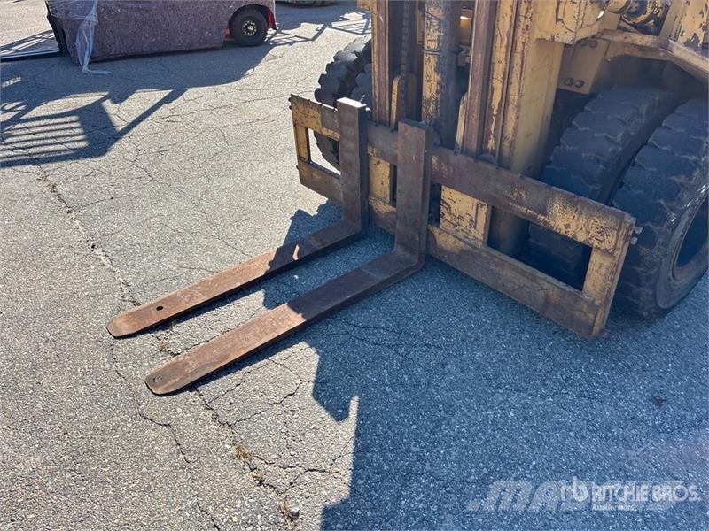 TCM FD40Z6 7800 lb Pneumatic Tire Forklift Targoncák-Egyéb