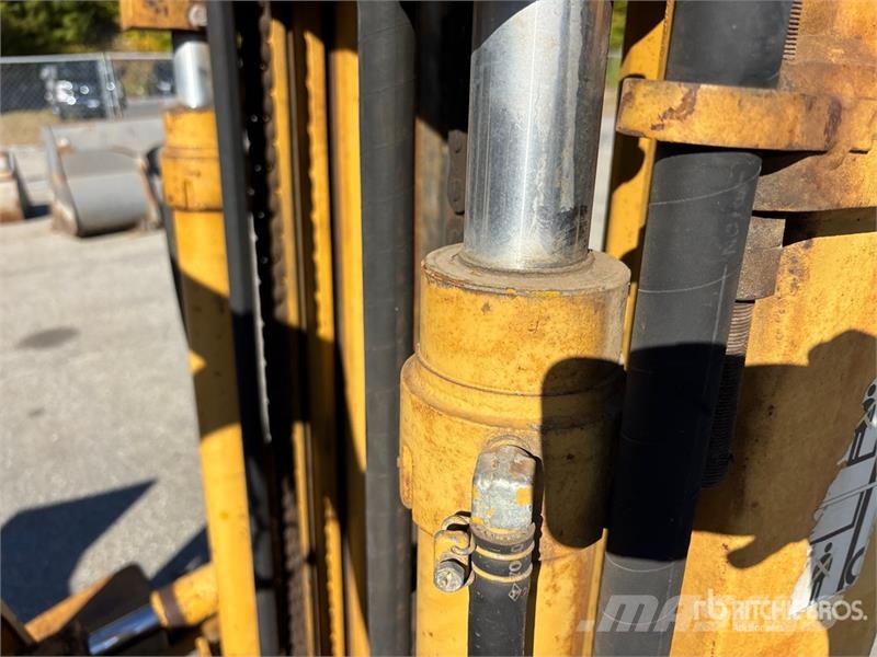 TCM FD40Z6 7800 lb Pneumatic Tire Forklift Targoncák-Egyéb