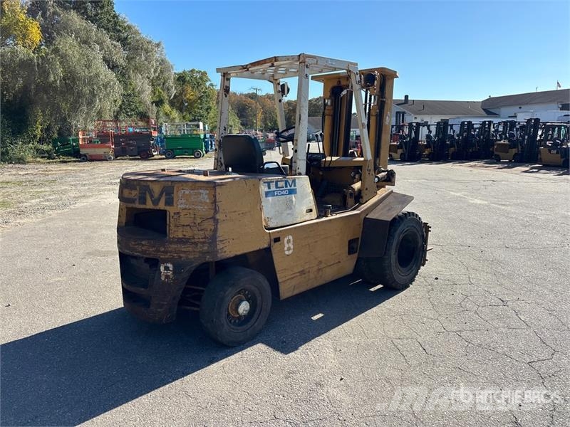 TCM FD40Z6 7800 lb Pneumatic Tire Forklift Targoncák-Egyéb