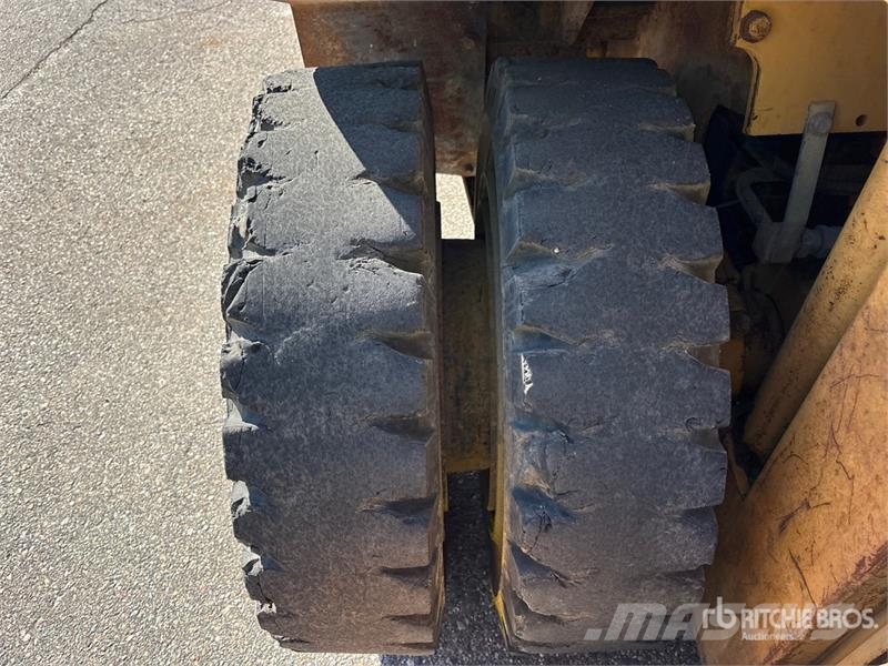 TCM FD40Z6 7800 lb Pneumatic Tire Forklift Targoncák-Egyéb