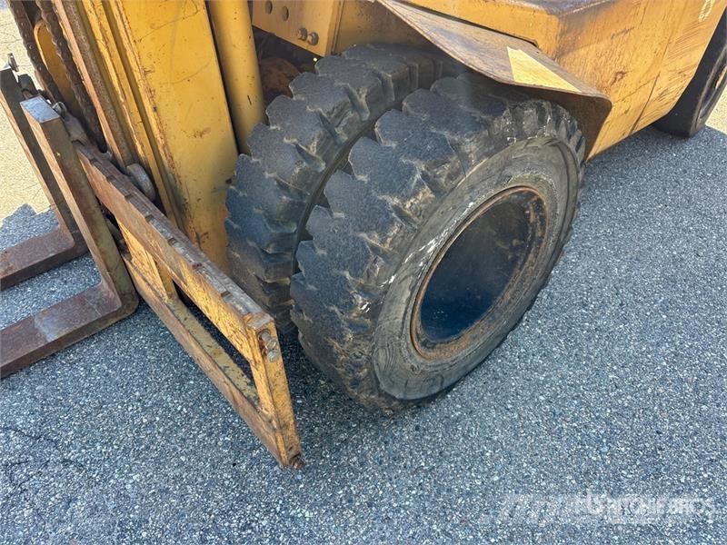 TCM FD40Z6 7800 lb Pneumatic Tire Forklift Targoncák-Egyéb