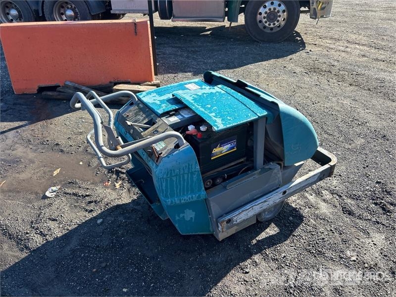 Tennant Walk-Behind Floor Sweeper Outro equipamento de ceifa