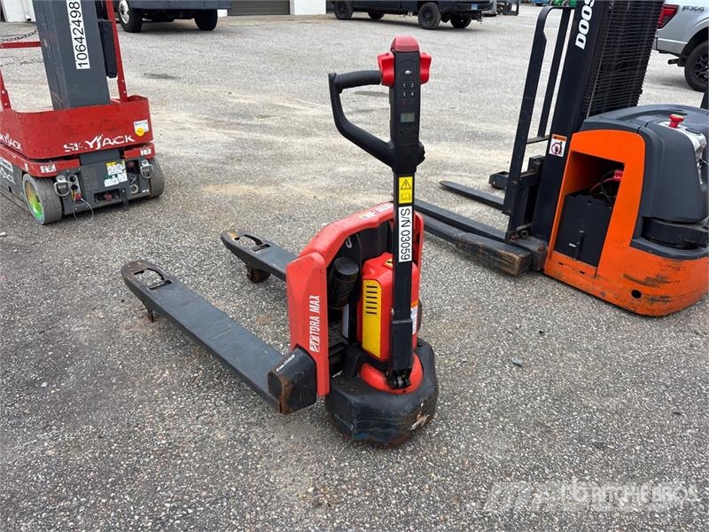 TORA-MAX 2TWB33 3300 lb Pallet Jack (Inoperable) Kahvelkäru