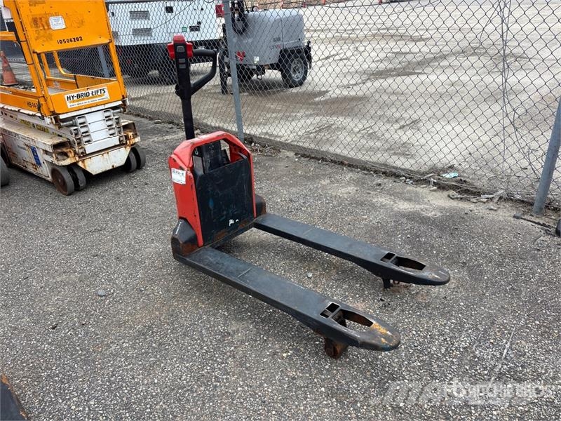 TORA-MAX 2TWB33 3300 lb Pallet Jack (Inoperable) Kahvelkäru