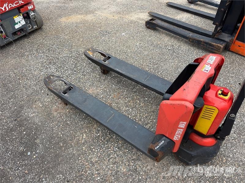 TORA-MAX 2TWB33 3300 lb Pallet Jack (Inoperable) Kahvelkäru