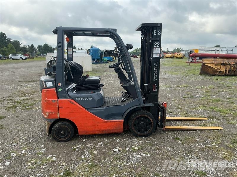 Toyota 50-8FGCU25 4500 lb Pneumatic Tire Forklift Wózki widłowe inne