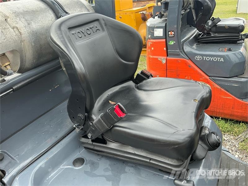 Toyota 50-8FGCU25 4500 lb Pneumatic Tire Forklift Wózki widłowe inne