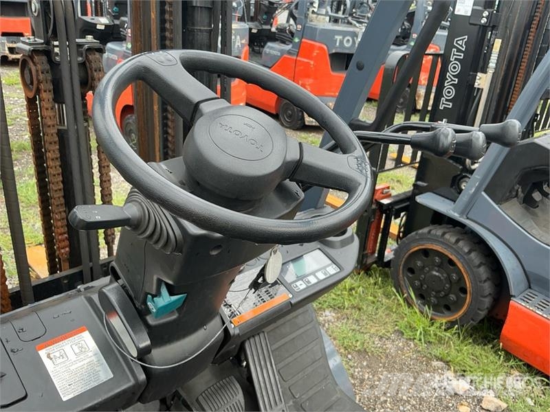 Toyota 50-8FGCU25 4500 lb Pneumatic Tire Forklift Wózki widłowe inne