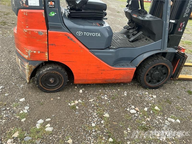 Toyota 50-8FGCU25 4500 lb Pneumatic Tire Forklift Wózki widłowe inne