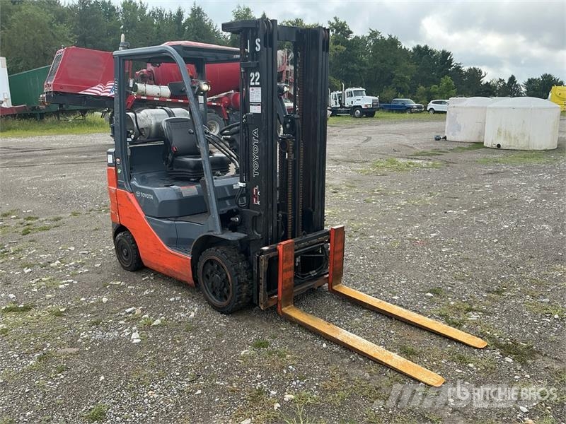 Toyota 50-8FGCU25 4500 lb Pneumatic Tire Forklift Wózki widłowe inne
